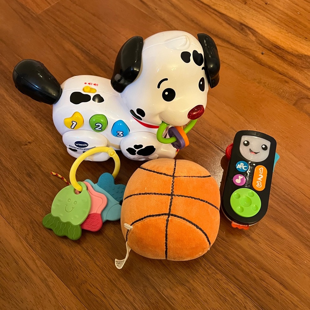 Lot of toys for a 6M - 2 year old, toy dog, toy phone, toy basketball, bite toy